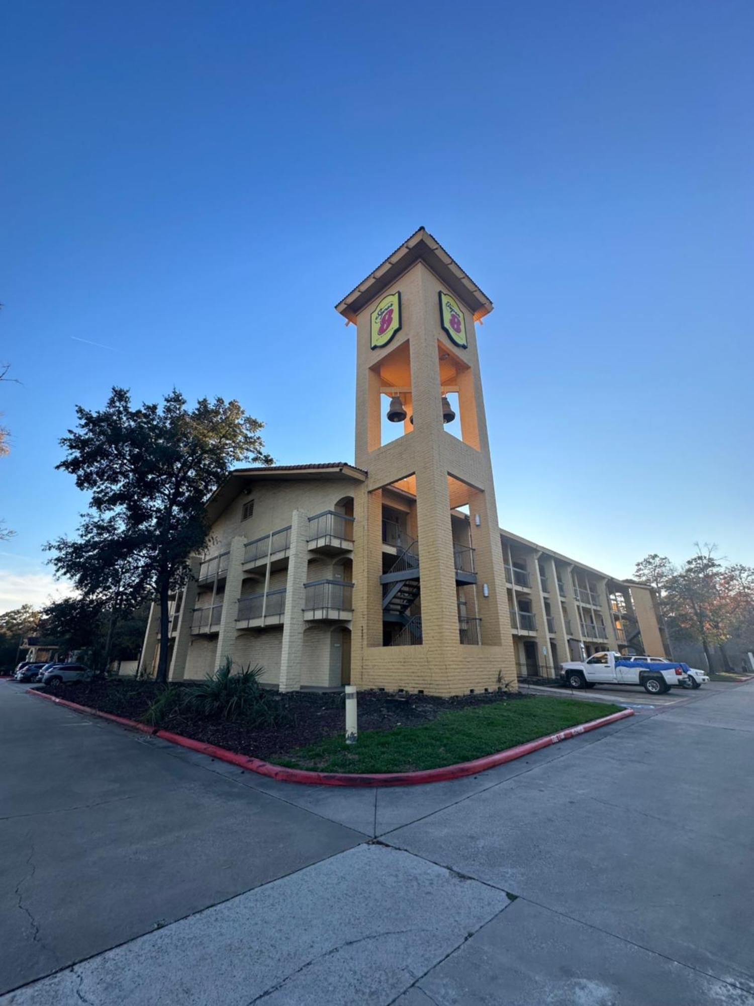 Super 8 By Wyndham The Woodlands North Hotel Екстериор снимка