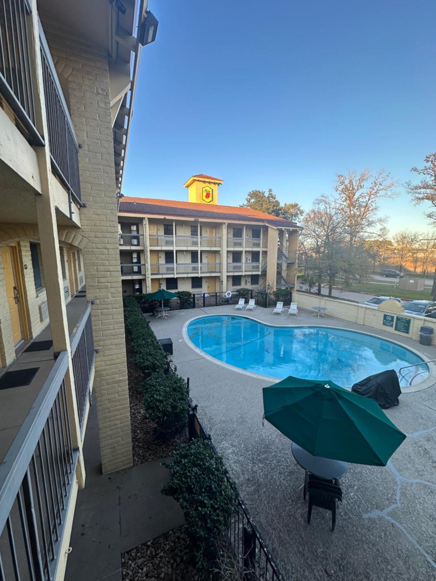 Super 8 By Wyndham The Woodlands North Hotel Екстериор снимка