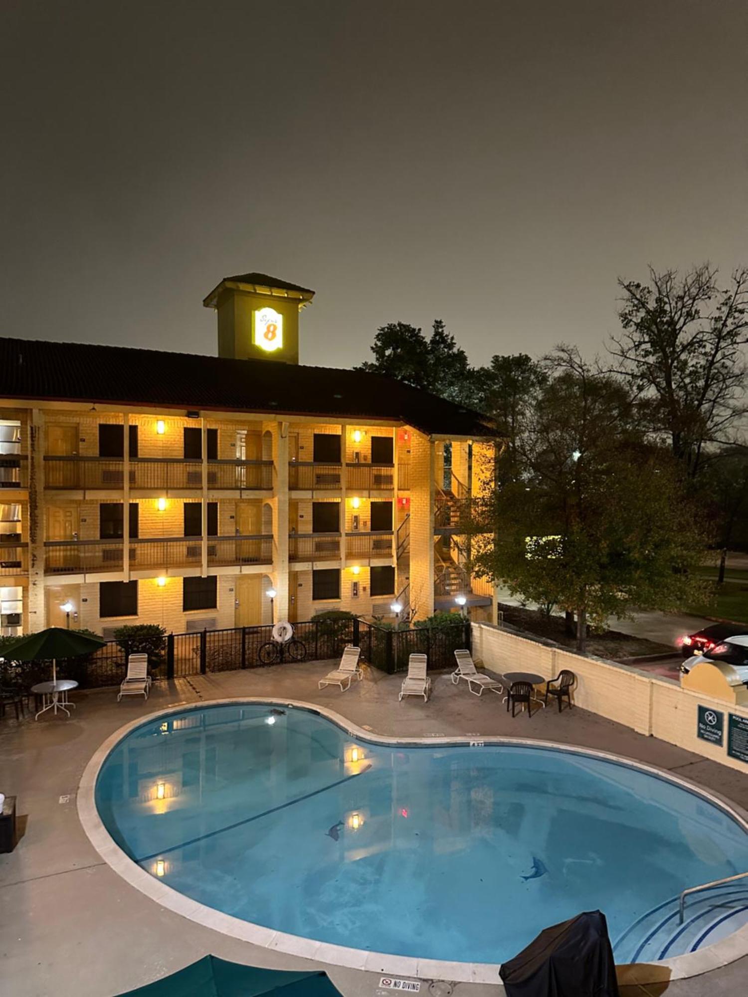Super 8 By Wyndham The Woodlands North Hotel Екстериор снимка