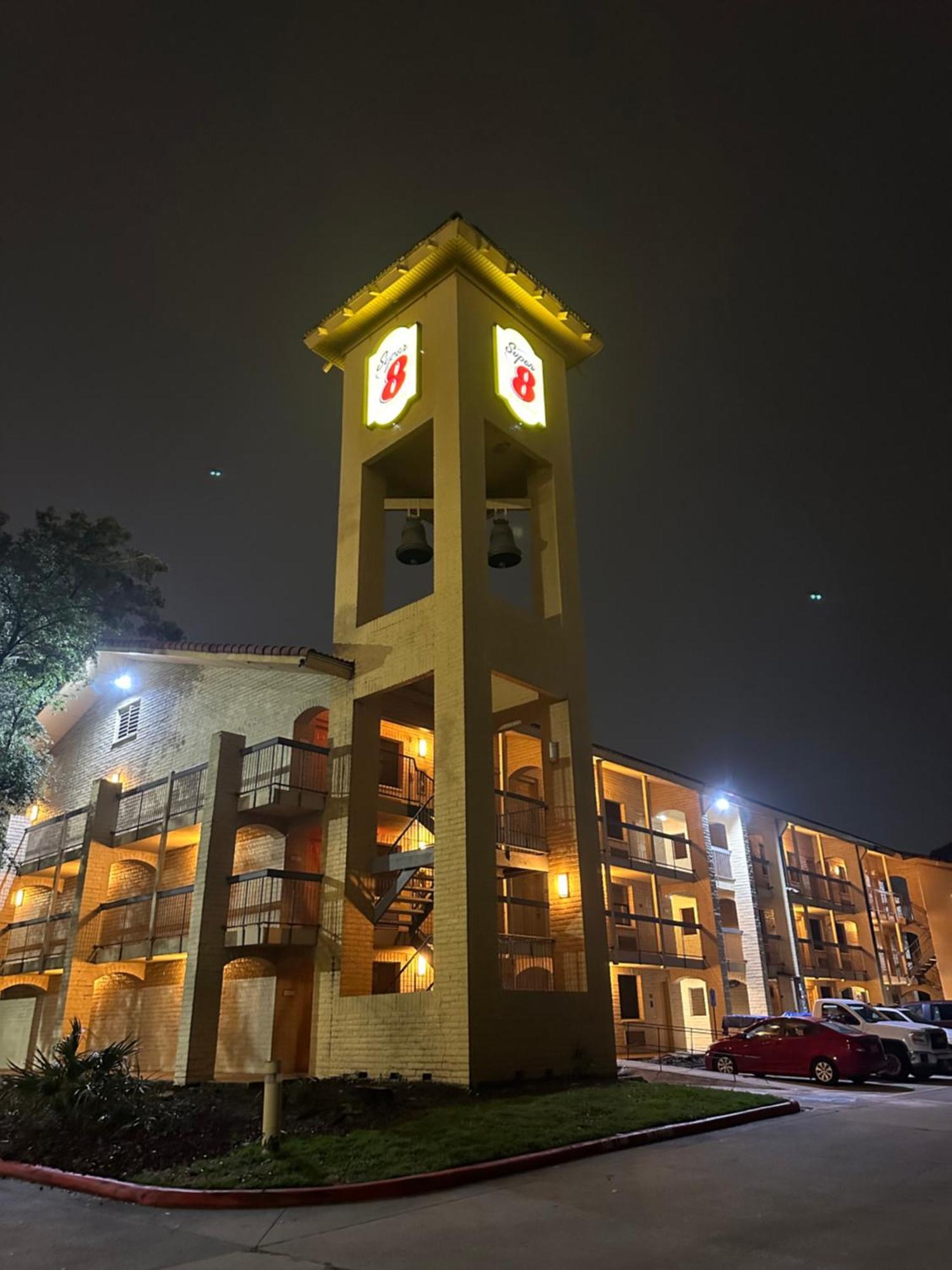 Super 8 By Wyndham The Woodlands North Hotel Екстериор снимка