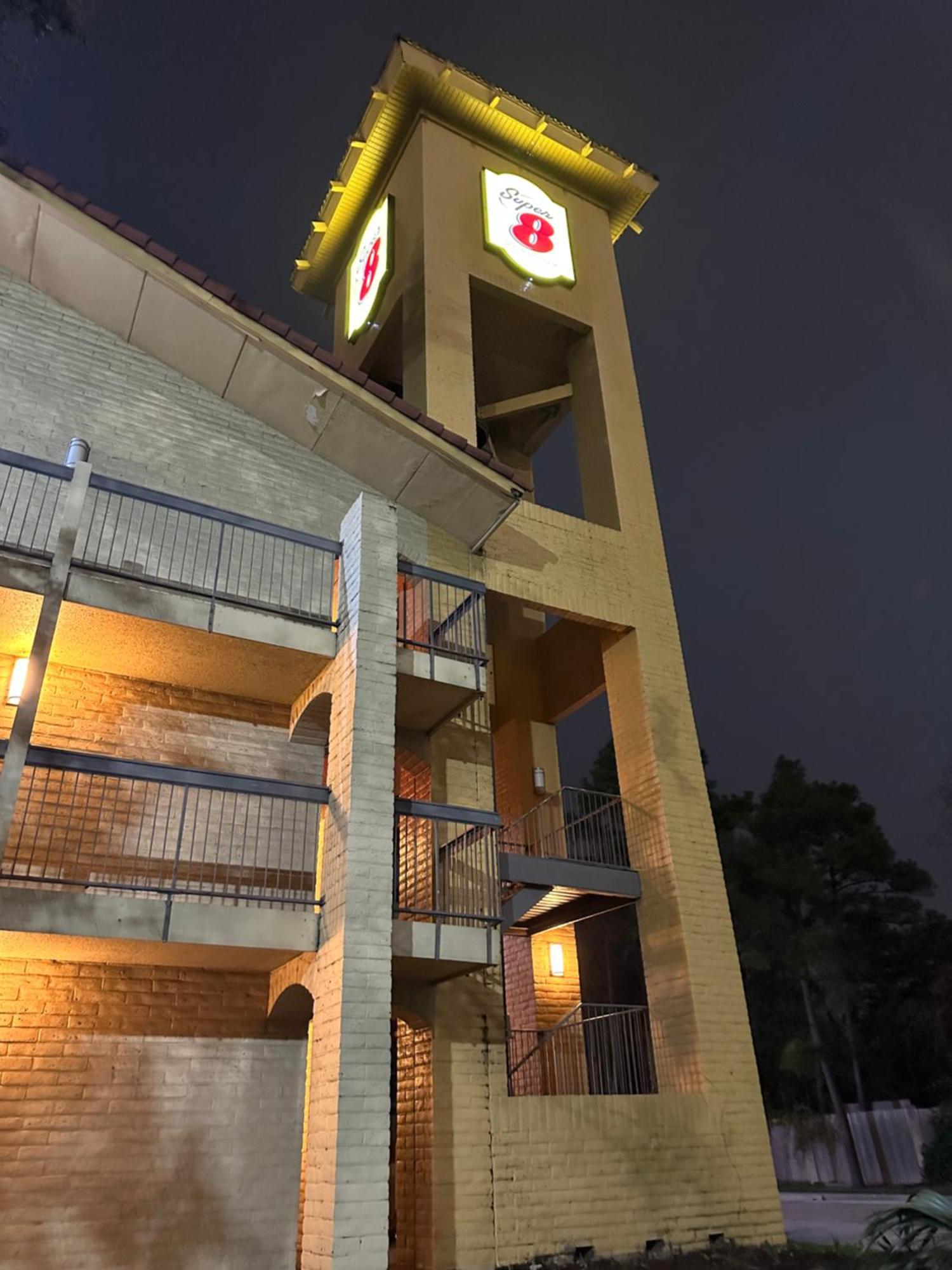 Super 8 By Wyndham The Woodlands North Hotel Екстериор снимка