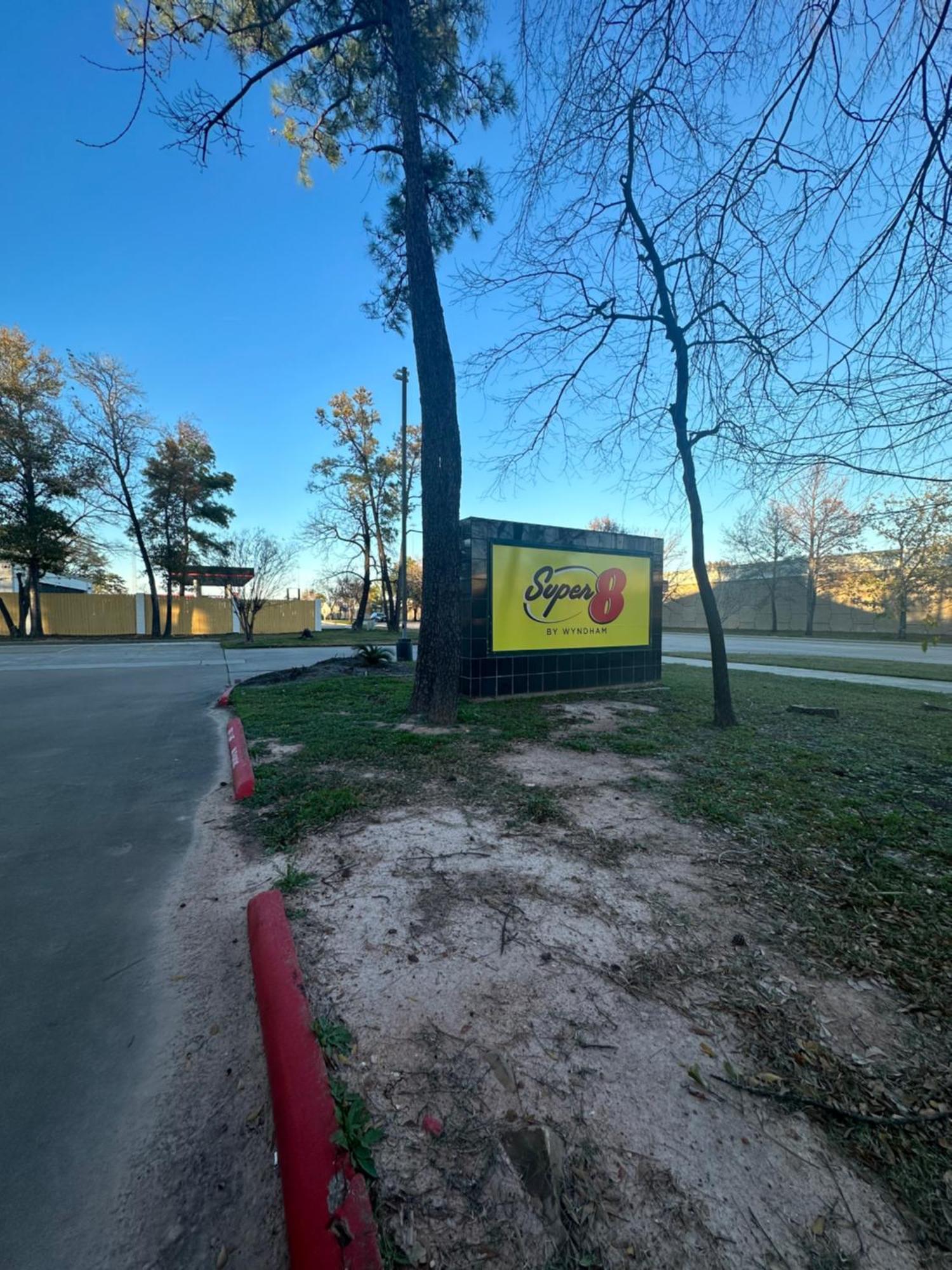 Super 8 By Wyndham The Woodlands North Hotel Екстериор снимка