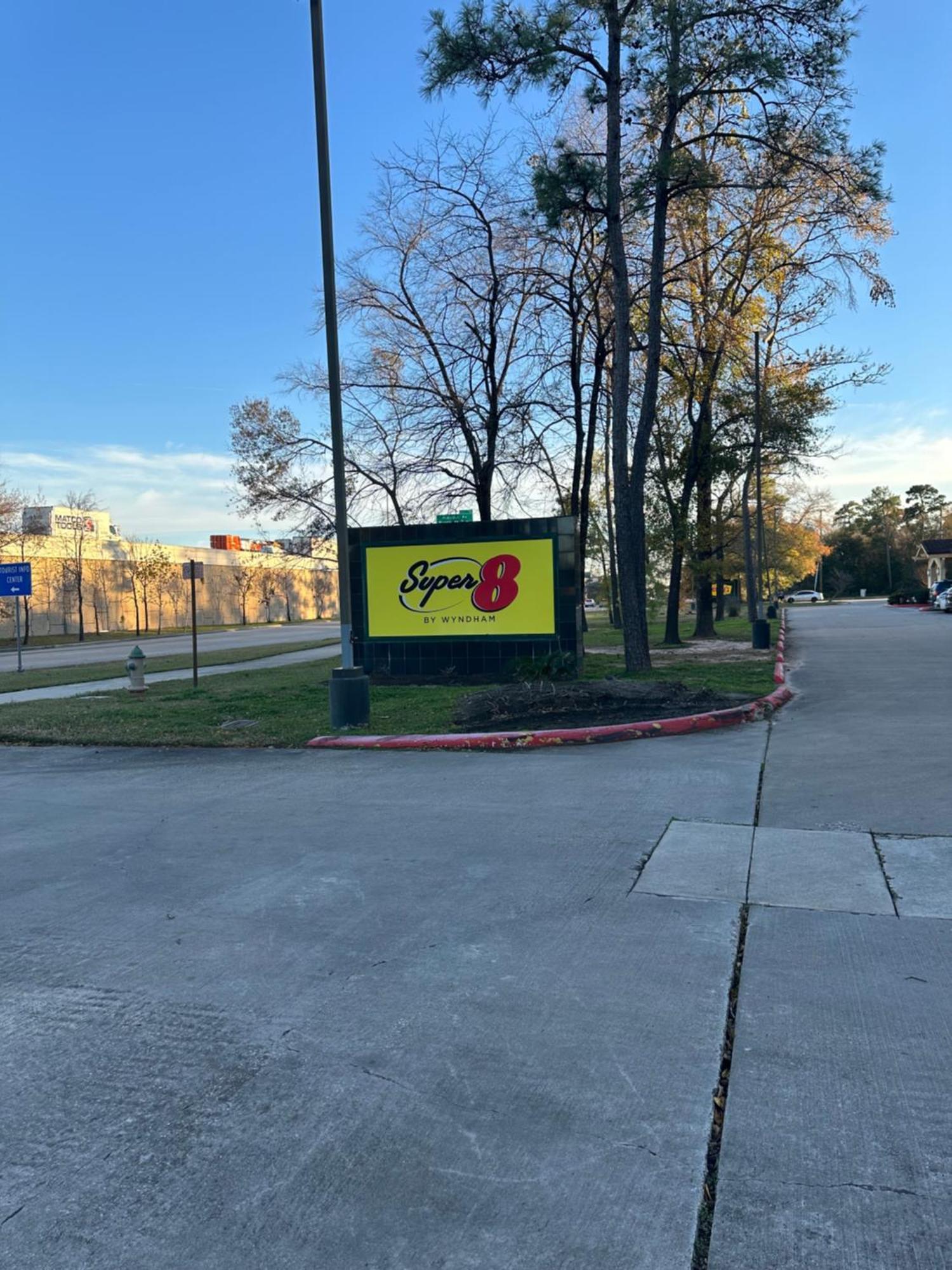 Super 8 By Wyndham The Woodlands North Hotel Екстериор снимка