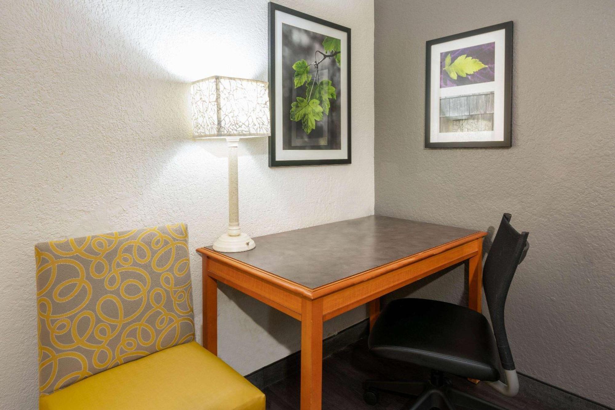Super 8 By Wyndham The Woodlands North Hotel Екстериор снимка