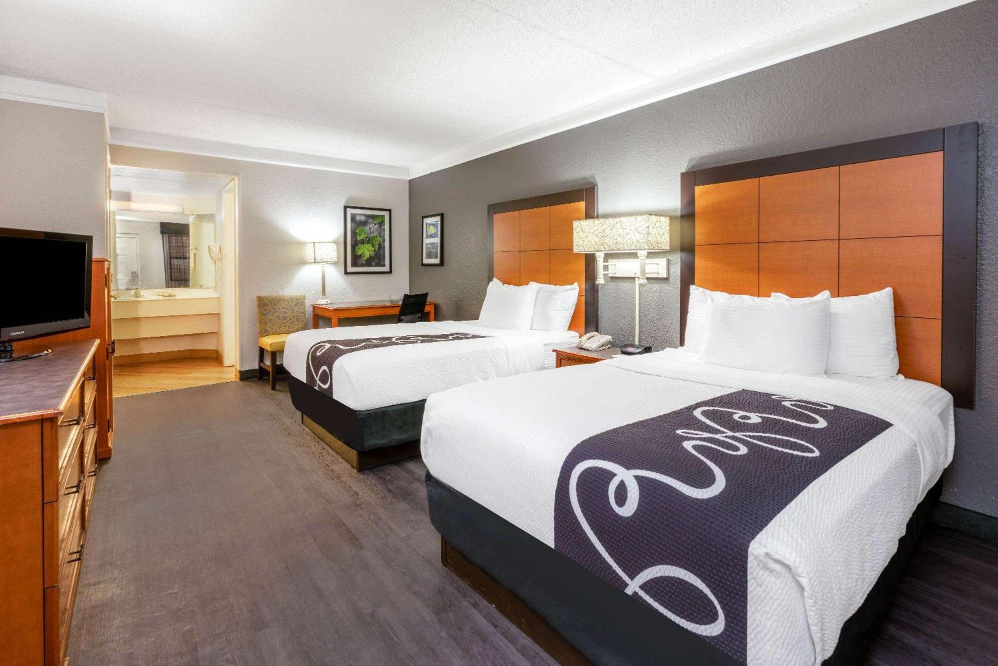 Super 8 By Wyndham The Woodlands North Hotel Екстериор снимка