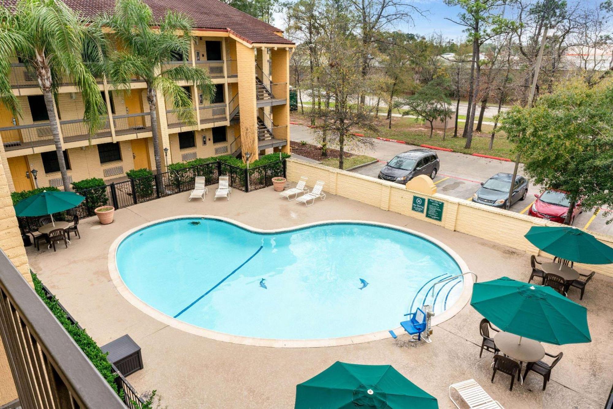 Super 8 By Wyndham The Woodlands North Hotel Екстериор снимка
