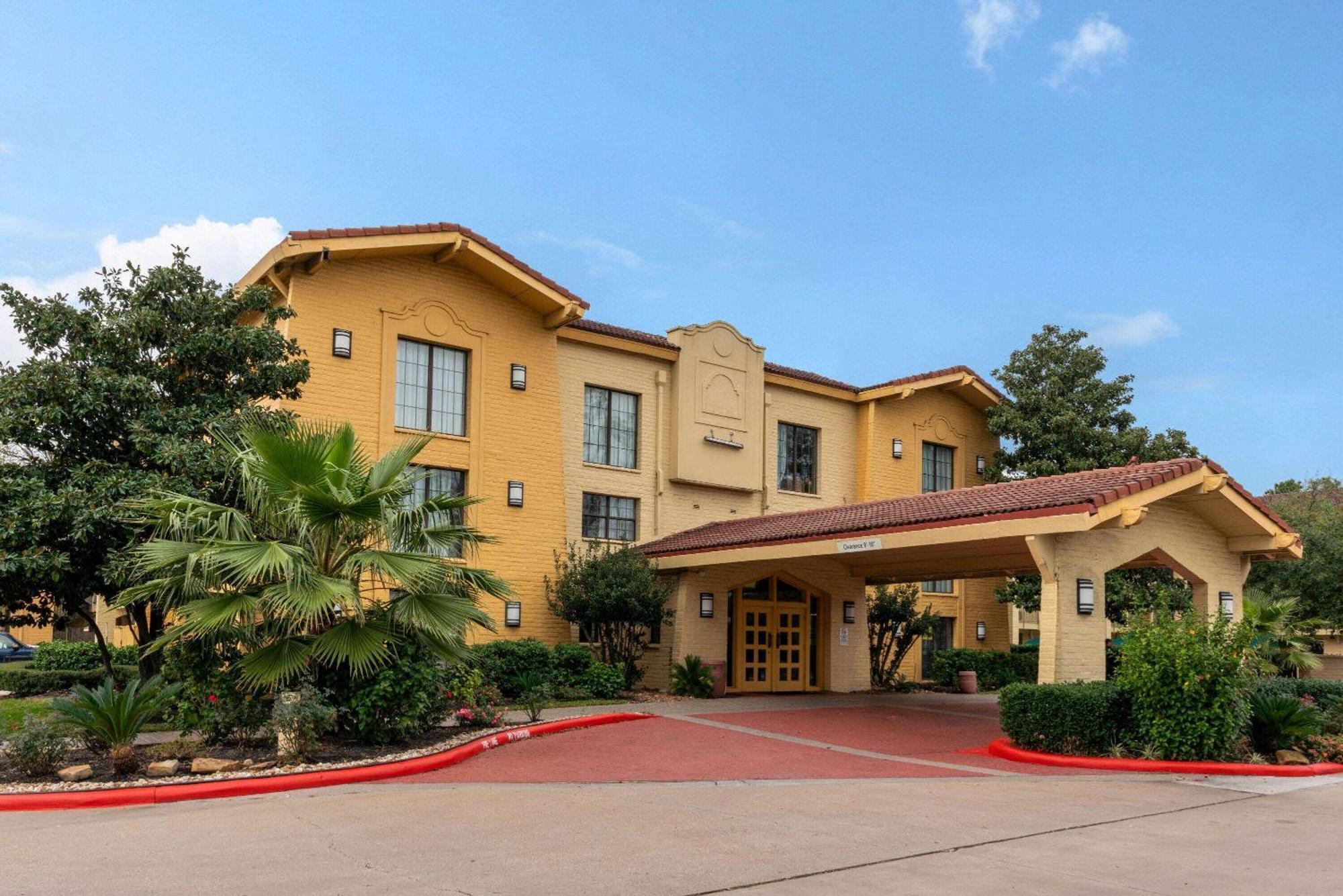 Super 8 By Wyndham The Woodlands North Hotel Екстериор снимка