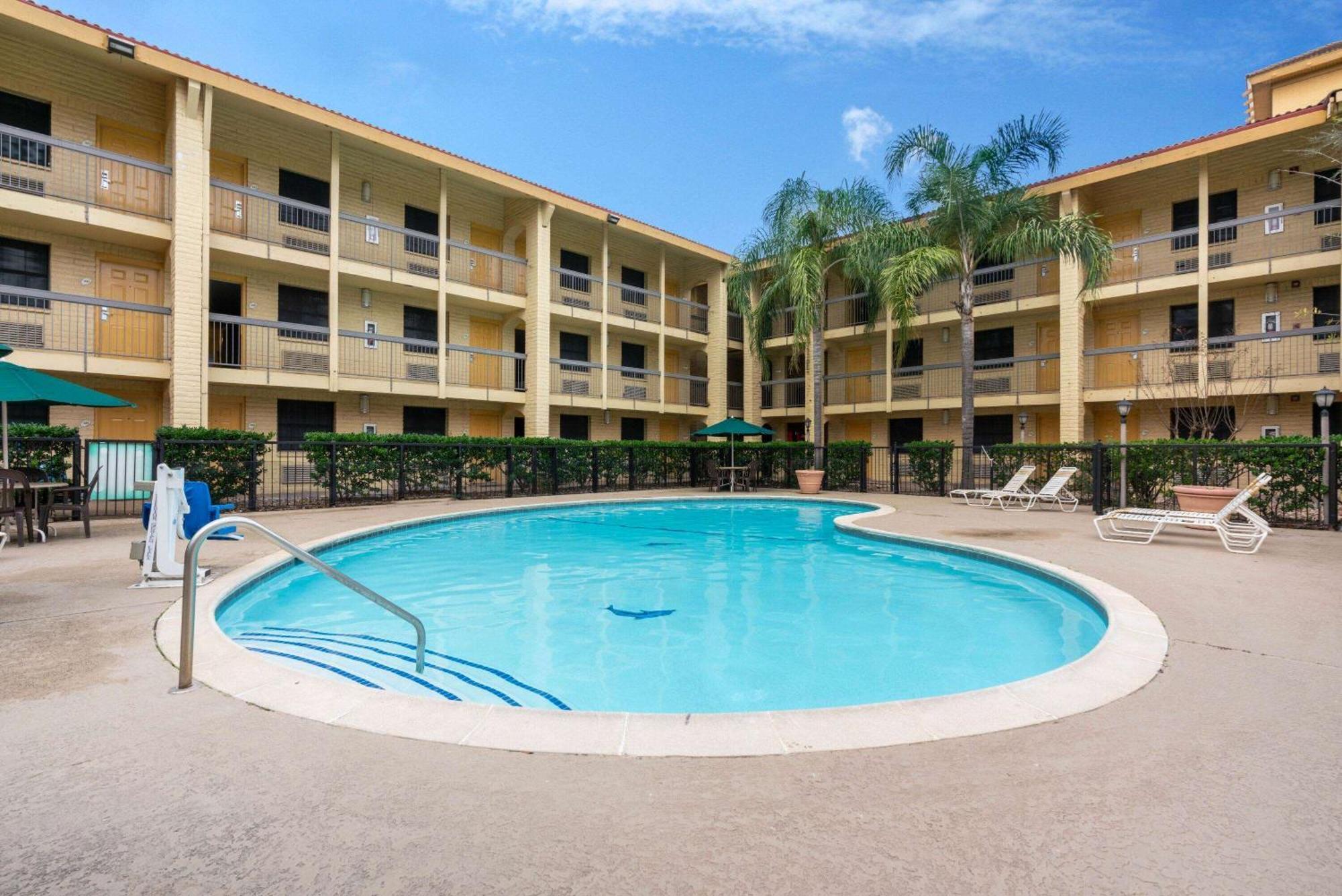 Super 8 By Wyndham The Woodlands North Hotel Екстериор снимка