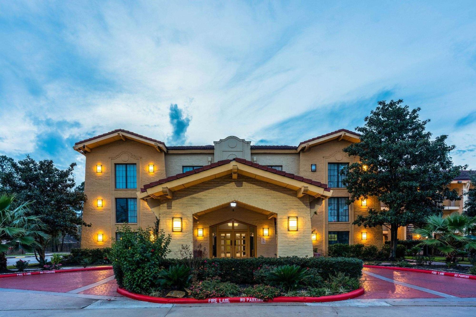 Super 8 By Wyndham The Woodlands North Hotel Екстериор снимка