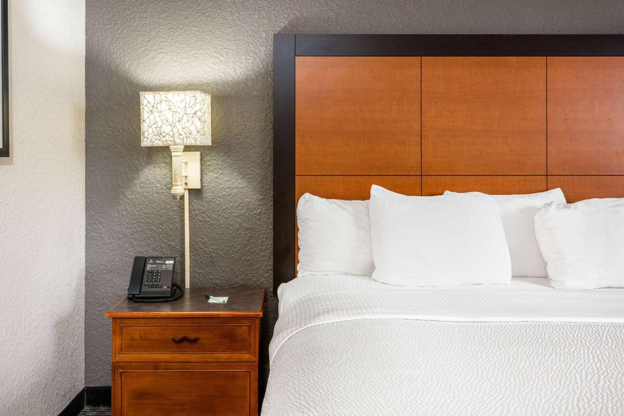 Super 8 By Wyndham The Woodlands North Hotel Екстериор снимка