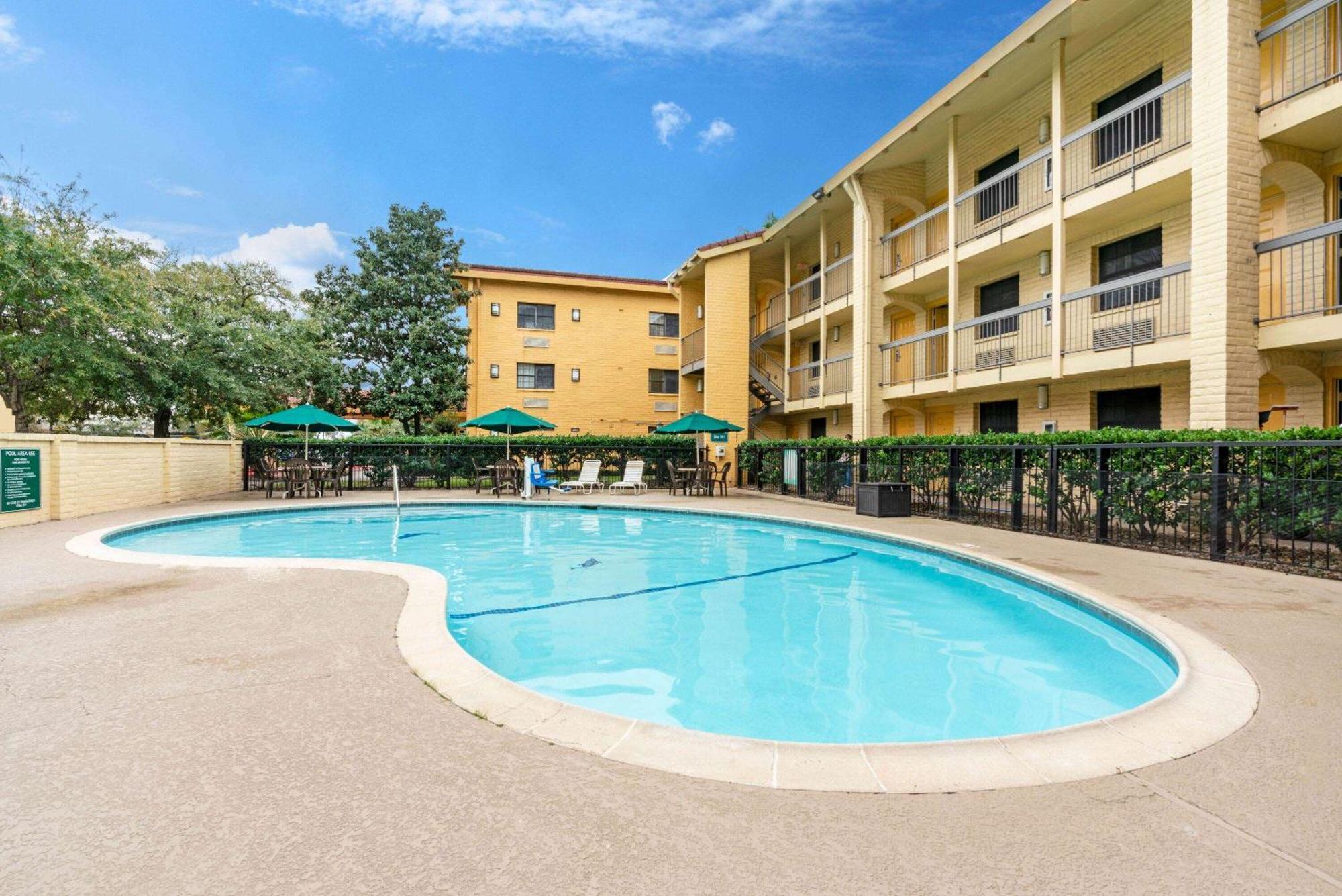Super 8 By Wyndham The Woodlands North Hotel Екстериор снимка