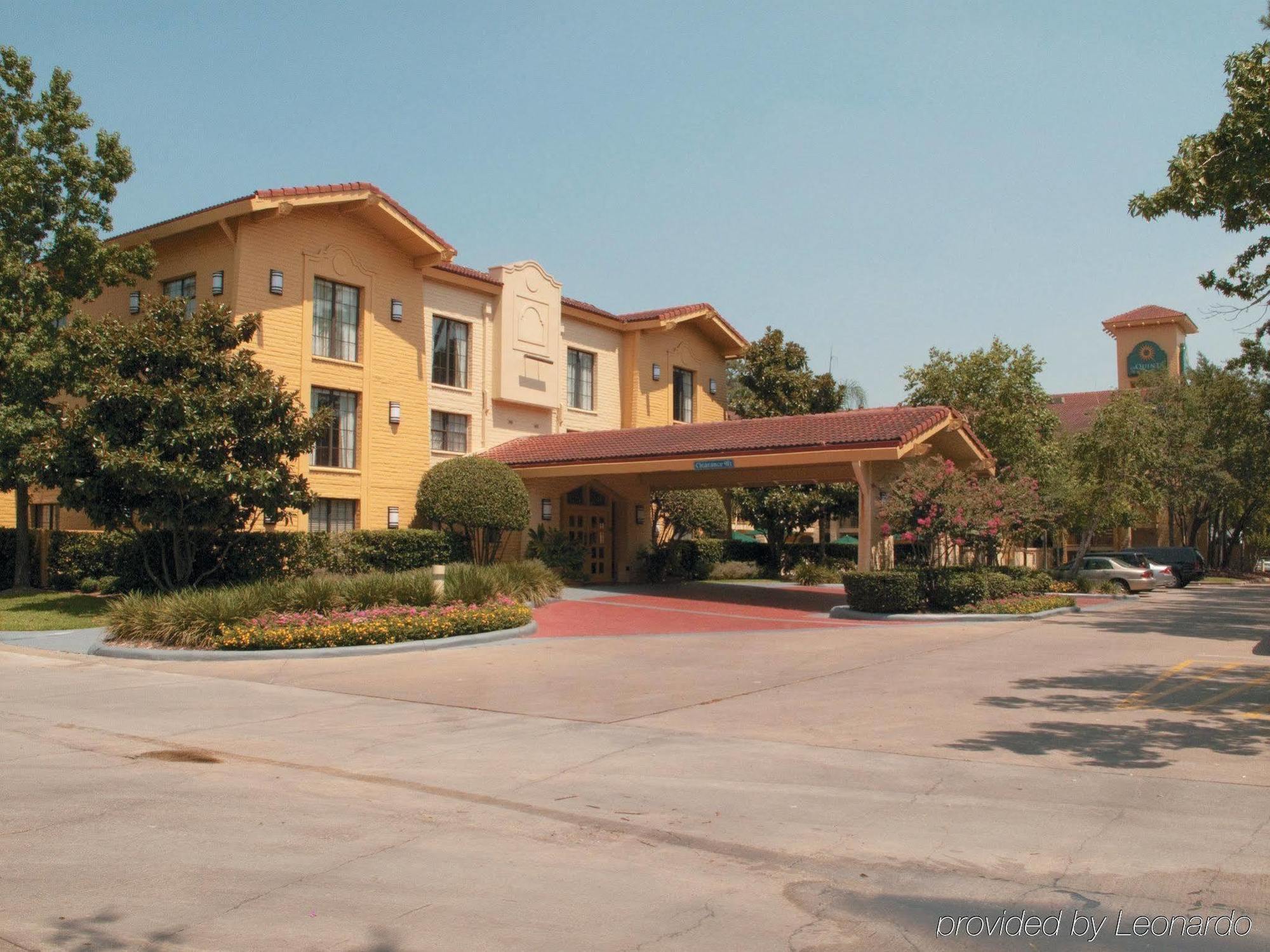 Super 8 By Wyndham The Woodlands North Hotel Екстериор снимка